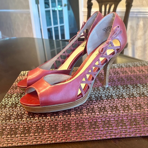 Tribeca by Kenneth Cole Red Leather Peep Toe Pumps with Lattice Details Size 10 - Picture 4 of 9